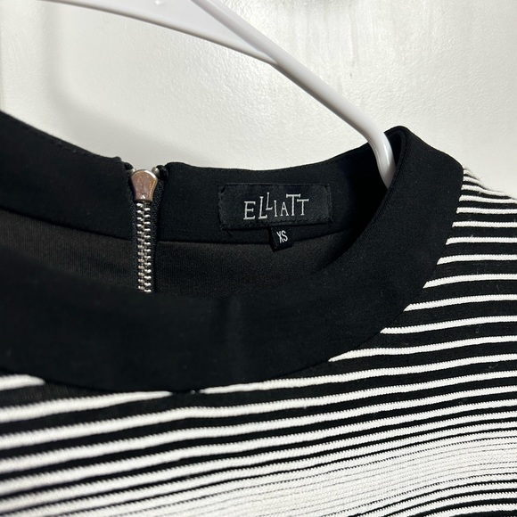 Chic Crop Top with Zipper Detail - Picture 2 of 3